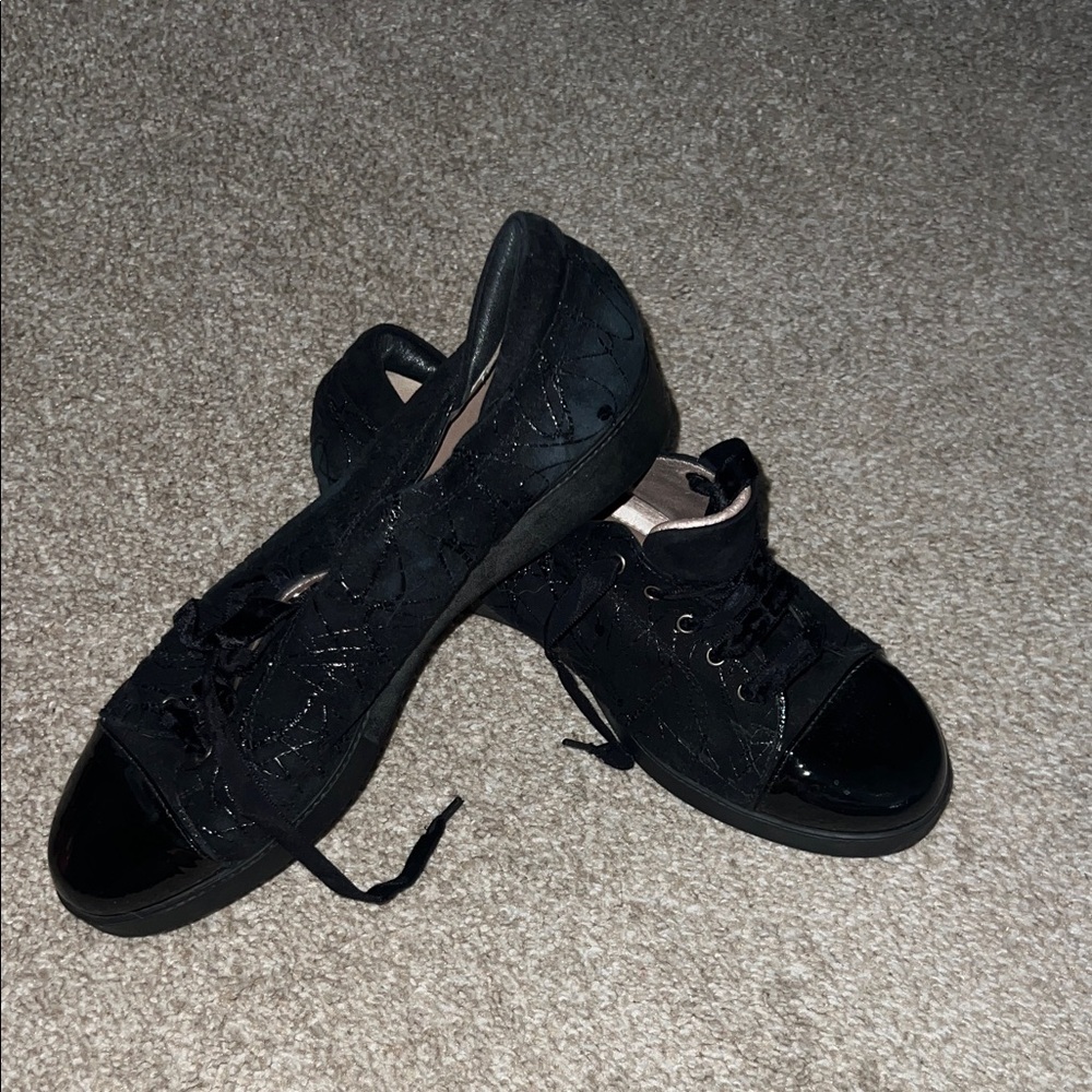 BeautiFeel Black Lace-Up Flats